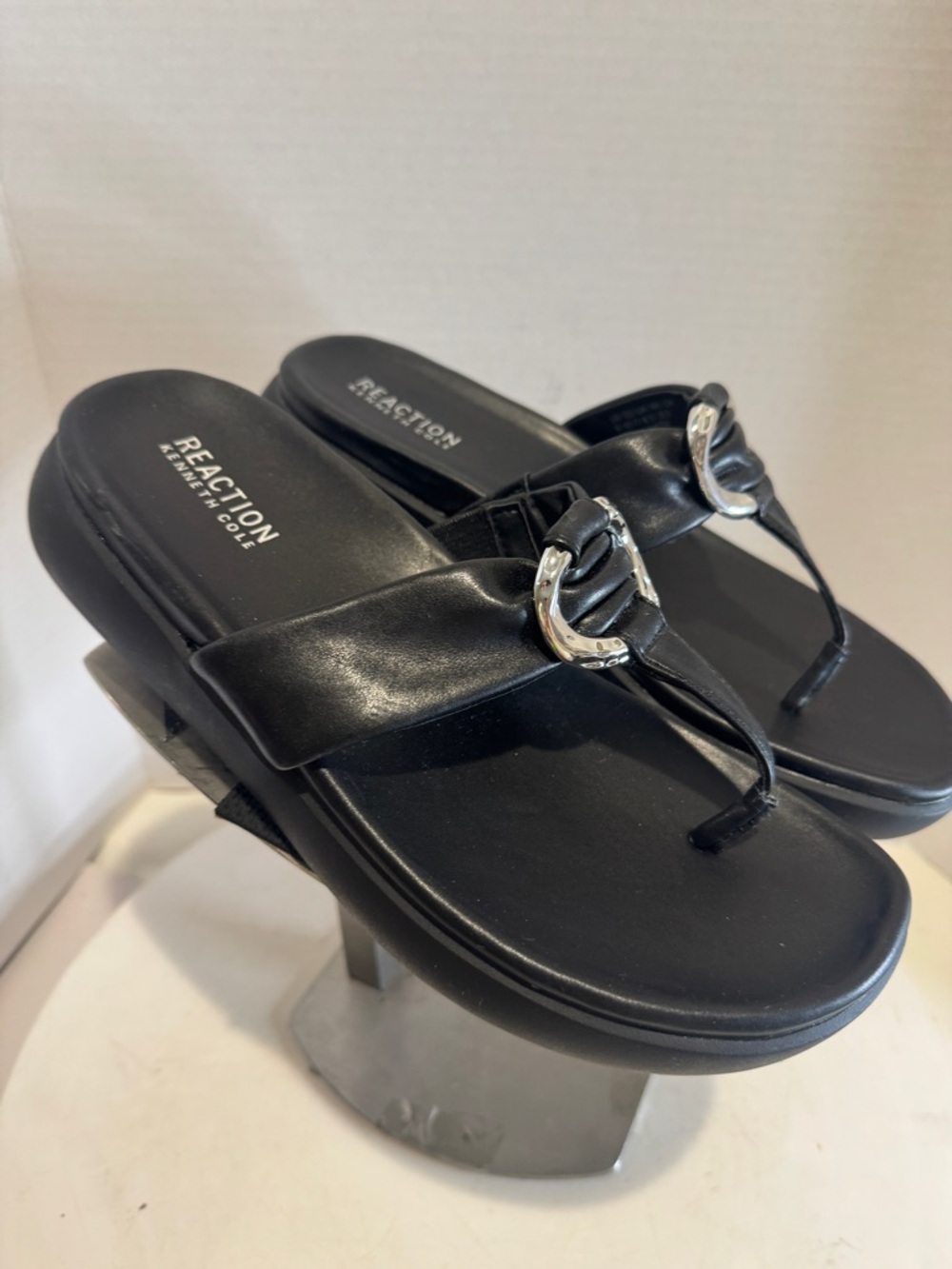Reaction Kenneth Cole Tina Thong Sandal Women's size 9